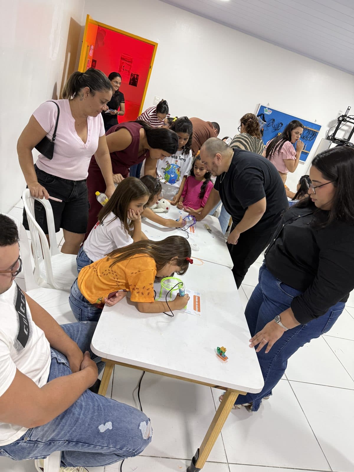 Família em momento de aprendizado